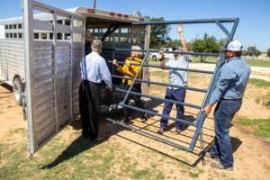 HSU 教师 and 工作人员 at the horse barn unloading equipment